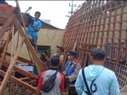 Polsek Pulung Gelar Bakti Sosial Di rumah Ambruk Akibat Hujan Deras