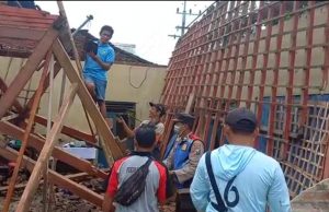 Polsek Pulung Gelar Bakti Sosial Di rumah Ambruk Akibat Hujan Deras