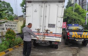 ‘Cium’ Bokong Truck Boxs Parkir di Jalan Raya Badegan – Sampung, Ponorogo, Pemotor Meninggal Dunia