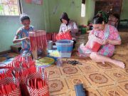 Dukung Pemulihan Ekonomi Pasca Pandemi, Wakapolsek Sukorejo Iptu. Nurul: Membatik dan Tas Anyaman Plastik