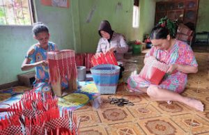 Dukung Pemulihan Ekonomi Pasca Pandemi, Wakapolsek Sukorejo Iptu. Nurul: Membatik dan Tas Anyaman Plastik