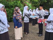 Tanda Cinta HGN, Guru SMKN 1 Mlarak Raih Penghargaan Satya Lencana