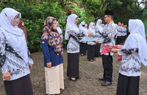 Tanda Cinta HGN, Guru SMKN 1 Mlarak Raih Penghargaan Satya Lencana