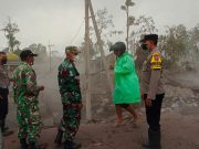 Semeru Erupsi, Polres Lumajang Siagakan Personil di Jalur Penyeberangan Curah Kobokan