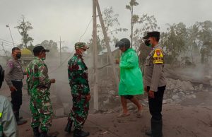 Semeru Erupsi, Polres Lumajang Siagakan Personil di Jalur Penyeberangan Curah Kobokan