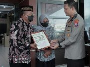 Kapolresta Malang Kota Salurkan Beasiswa dari Kapolda Jatim untuk Anak Polisi Korban Tragedi Kanjuruhan