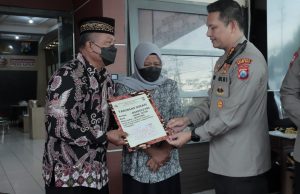 Kapolresta Malang Kota Salurkan Beasiswa dari Kapolda Jatim untuk Anak Polisi Korban Tragedi Kanjuruhan