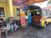 Jemput Bola, Mobil SKCK Polres Bojonegoro Layani Warga ke Pelosok Desa