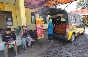 Jemput Bola, Mobil SKCK Polres Bojonegoro Layani Warga ke Pelosok Desa