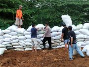 Jelang Nataru, Polres Mojokerto Benahi Barikade Karung Sekam di Jalur Cangar-Pacet