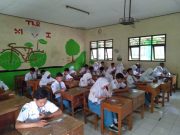 Keren, Ujian Semester SMKN 1 Mlarak Gunakan Smartphone Berbasis Android