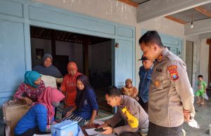 Bhabinkamtibmas Polsek Sukorejo Laksanakan Monitoring Vaksinasi Jamaah Yasin Dukuh Sambi, Sukorejo