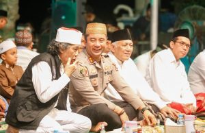 Ribuan Warga dan Polisi di Jombang Sinau Bareng Cak Nun