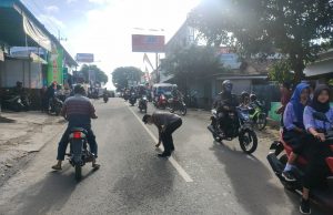 Hendak Belok, Ditabrak Mega Pro, Pengendara Vixion Terkapar, depan Swalayan Surya Pulung
