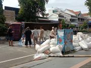 Truck Muatan Katul Terguling, Diduga Hindari Mobil yang Belok Arah, Ponorogo