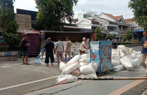 Truck Muatan Katul Terguling, Diduga Hindari Mobil yang Belok Arah, Ponorogo