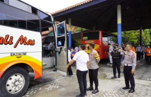 Jelang Nataru, Polres Bojonegoro Gelar Tes Urine di Terminal Bus Rajekwesi