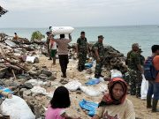 Polres Probolinggo Kota Bersama TNI dan Warga Bangun Tanggul Buatan di Pulau Gili Ketapang Pasca Abrasi