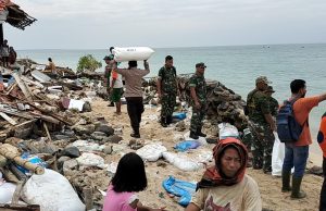 Polres Probolinggo Kota Bersama TNI dan Warga Bangun Tanggul Buatan di Pulau Gili Ketapang Pasca Abrasi
