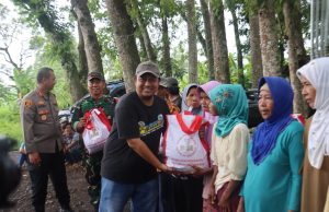 Kapolres Lumajang Bersama Dandim Salurkan Bantuan untuk Warga