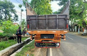 Lakalantas di Singkil, Balong, Yamaha NMax Tabrak Pintu Truck, Satu Luka Serius