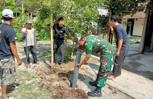 Babinsa Bantu Warga Buat Resapan Lubang Biopori