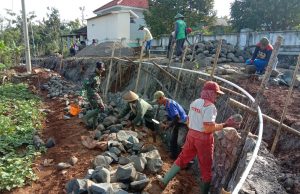 Cegah Longsor, TNI & Warga Buat Talud
