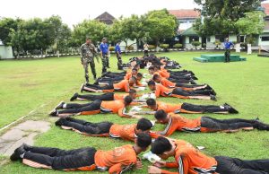 Latihan Dasar Kepemimpinan Siswa MTsN 2 Ponorogo Digembleng TNI