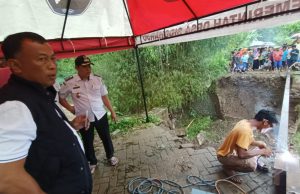 Cek Langsung Jembatan Putus, Kang Bupati: Bikin Jembatan Darurat di Desa Sidoharjo