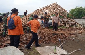 Sinergi TNI – Polri Kerjabakti bersihkan Rumah Roboh Akibat Hujan dan Angin Kencang, Gelanglor, Sukorejo