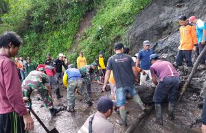 Jalan Wringinanom – Gajah Tertimbun Longsor
