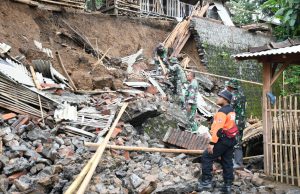 Tanah Retak, Kodim Kerahkan Personel Amankan Material Warga Terdampak