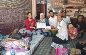 NU Care-LAZISNU Kecamatan Gandeng Komunitas Sosial Serahkan Bantuan Penderita Kanker Ganas Warga Bancar