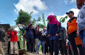 Kunjungi Tanah Gerak Tumpuk, Gubernur Jatim Bantu Bangun Huntara Rp 50 Juta Per Unit