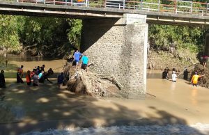 Sampah Nyangkut di Bawah Jembatan Sungai Gilangsari
