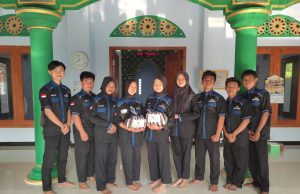 Sambut Ramadhan, SMKN 1 Mlarak Bersihkan Masjid, Bagi Sembako & Bazar Murah