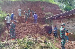 Dinding Dapur Rumah Warga Banaran Rusak Tertimpa Longsor