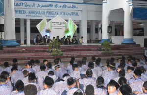 Pelajar SMPN 4 Ponorogo Nyantri di PP Ar-Risalah, Datangkan Kak Ucon Mendongeng Ramadhan