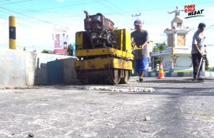 Jelang Lebaran, DPUPKP Ponorogo Lapis Ulang & Tambal Lubang Jalan