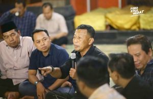 Perbaiki Jalan Rusak, Bupati Sugiri Cangkrukan Bareng Kades & Lurah