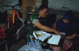 Babinsa Kodim 0802 Ini Datangi Warga Kurang Mampu & Ajak Buka Bersama