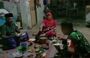 Prajurit TNI Ajak Warga Kurang Mampu Buka Puasa, Matur Nuwun Pak Babinsa
