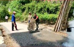 Gotong Royong Aspal Jalan Bersama Warga Bungkal