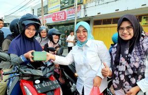 IKA UNAIR Berbagi Ratusan Takjil Gratis di Ponorogo