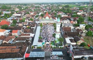 Kang Bupati & Bunda Rita Salat Ied di Masjid Agung RMAA Tjokronegoro