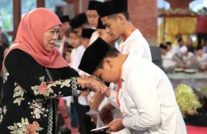 Bersama Bupati Sugiri, Gubernur Khofifah Santuni 1000 Anak Yatim