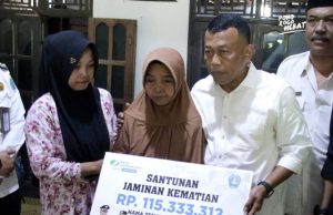 Ketua RT Gunungan Meninggal, Bupati Sugiri Serahkan Santunan Rp 115 Juta BPJS Ketenagakerjaan