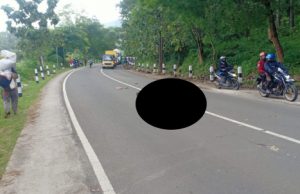 Tabrakan, Satu Terpental, Tewas Dilindas Truk