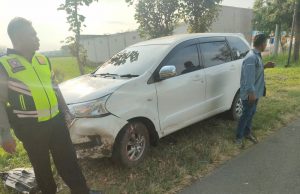 Terjun Ke Sawah, Mobil Putih Mulus Ringsek