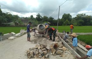 Manunggal, Babinsa Kerja Bakti Bangun Irigasi